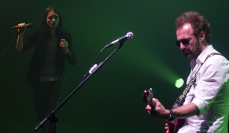 Na zdjęciu Rafał Zwierzak Zieliński gra na gitarze, w tle Maciej Tacher