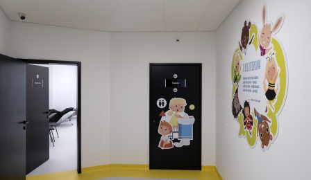Na zdjęciu widać korytarz w nowym żłobku z kolorowymi postaciami naklejonymi na drzwi