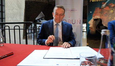 Na zdjęciu prezes Zarządu MZK Zbigniew Wyszogrodzki podpisuje umowę