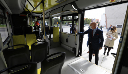 Na zdjęciu prezydent Michał Zaleski ogląda wnętrze autobusu elektrycznego