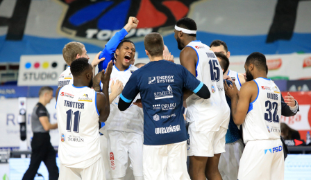 Na zdjęciu: koszykarze Polskiego Cukru Toruń cieszą się ze zwycięstwa