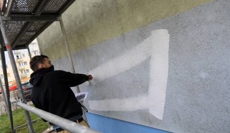 Mateusz Małkiewicz podczas pracy nad muralem