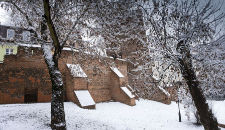 Średniowieczne mury starówki w Toruniu w śnieżnej scenerii, fot. Wojtek Szabelski