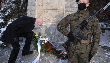 prezydent składa wiązankę przy pomniku Stefana Łaszewskiego