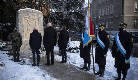 warta i delegacja przy pomniku Stefana Łaszewskiego