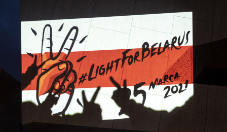 Flaga wolnej Białoruci i cienie fłoni w znaku wolności