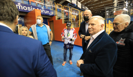 Prezydenci Zbigniew Fiderewicz i Michał Zaleski rozmawiają z członkami klubu