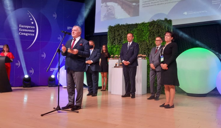 Prezydent Fiderewicz i dyrektor Mierzejewska odbierają nagrodę