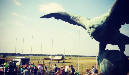 Na zdjęciu uczestnicy historycznego rajdu rowerowego pn. „Śladem toruńskich dróg do wolności” zwiedzają Lotnisko Aeroklubu Pomorskiego