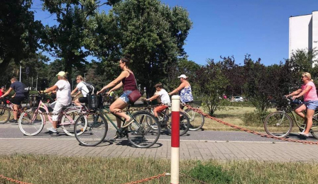Na zdjęciu przejazd uczestników rajdu rowerowego „Szlakiem toruńskiego sportu”
