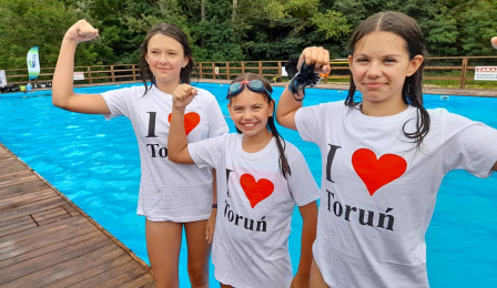 trzy dziewczynki w koszulkach z napisem "I love Toruń"