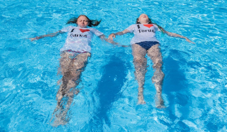 pływające dziewczynki w koszulkach "I love Toruń"