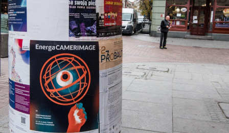 Plakat festiwalu EnergaCamerimage na słupie w mieście