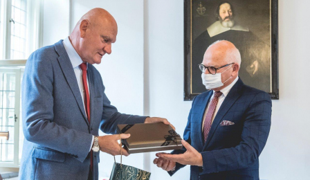 prezydent Michał Zaleski wręcza prezent dyrektorowi Rubnikowiczowi