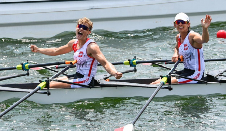 Dwie zawodniczki czwórki podwójnej w łódce po ukończonym biegu podczas Igrzysk Olimpijskich w Tokio
