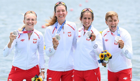 Zawodniczki czwórki podwójnej z uśmiechami prezentują srebrne medale zdobyte podczas Igrzysk Olimpijskich w Tokio