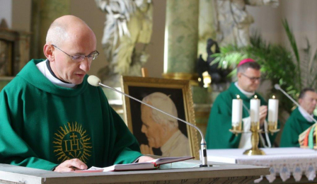 Na zdjęciu: księża odprawiający mszę świętą