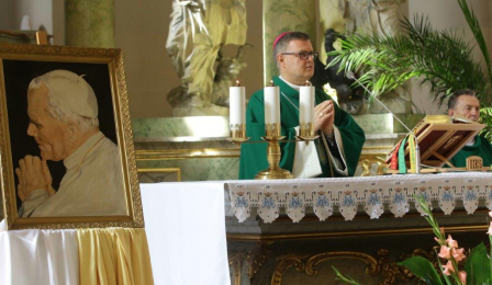 Na zdjęciu: księża odprawiający mszę świętą