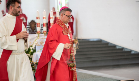 Biskup toruński ks. Wiesław Śmigiel idzie z kadzidłem wokół ołtarza