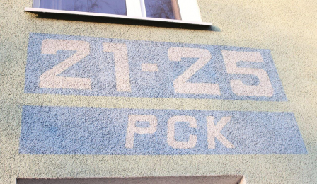 Fragment ściany bloku z numerem domu i nazwą ulicy - 21-25 PCK