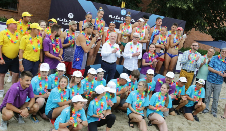 Wspólne zdjęcie zawodników, wolontariuszy oraz organizatorów Plaży Gotyku