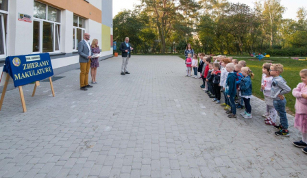 Zast ępca prezydenta Zbigniew Rasielewski stoi naprzeciwko grupy przedszkolaków