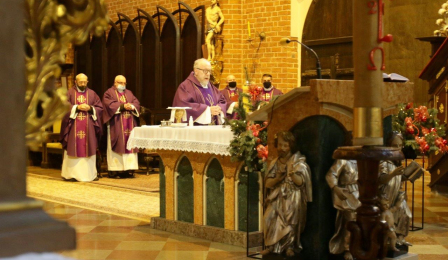 księża koncelebrują mszę św.