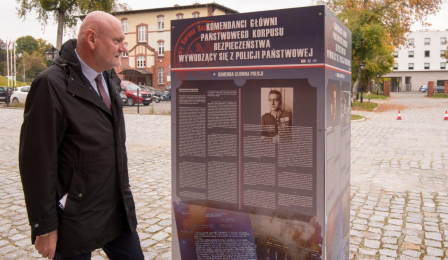 Na zdjęciu: prezydent Michał Zaleski ogląda planszę wystawy poświęconej policji