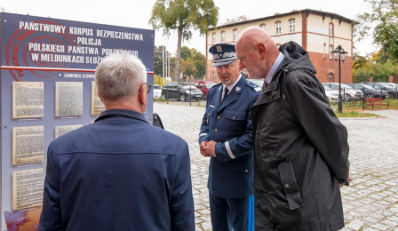 Na zdjęciu: prezydent Michał Zaleski, starosta Marek Olszewski i przedstawiciel policji patrzą na planszę znajdującą się na wystawie poświęconej historii policji