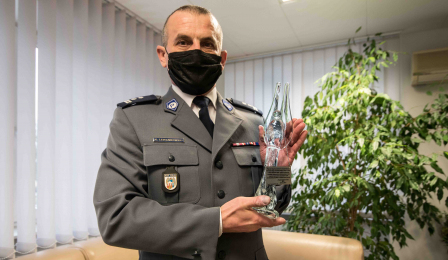 Na zdjęciu I Zastępca Komendanta Krzysztof Lewandowski trzyma statuetkę Szklanego Anioła