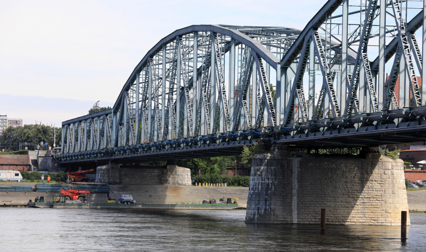 Na zdjęciu: most widziany z łódki na Wiśle