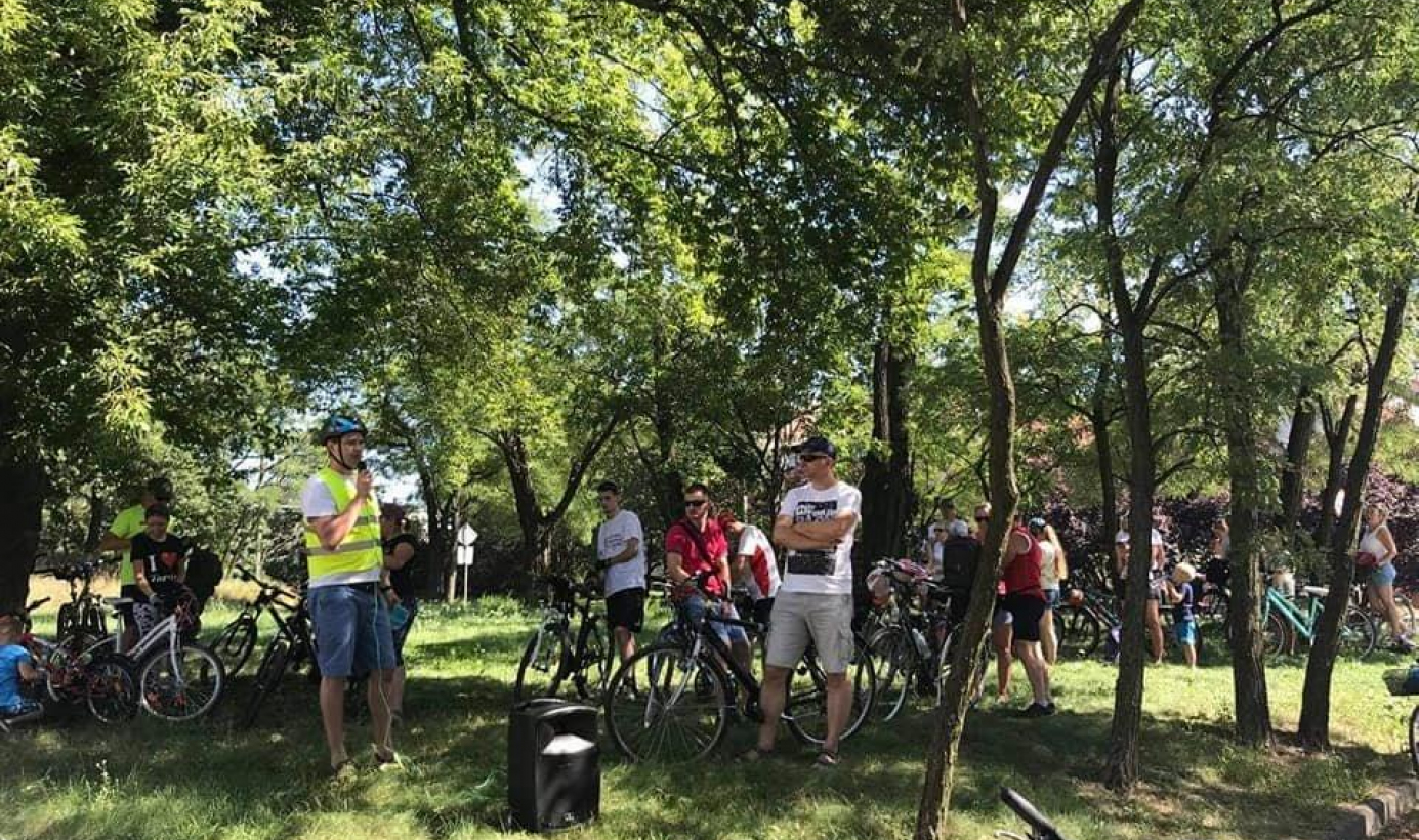 Na zdjęciu uczestnicy rajdu rowerowego „Szlakiem toruńskiego sportu” słuchają przewodnika