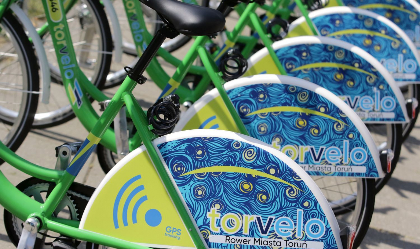 Rząd rowerów Torvelo na stacji wypożyczeń