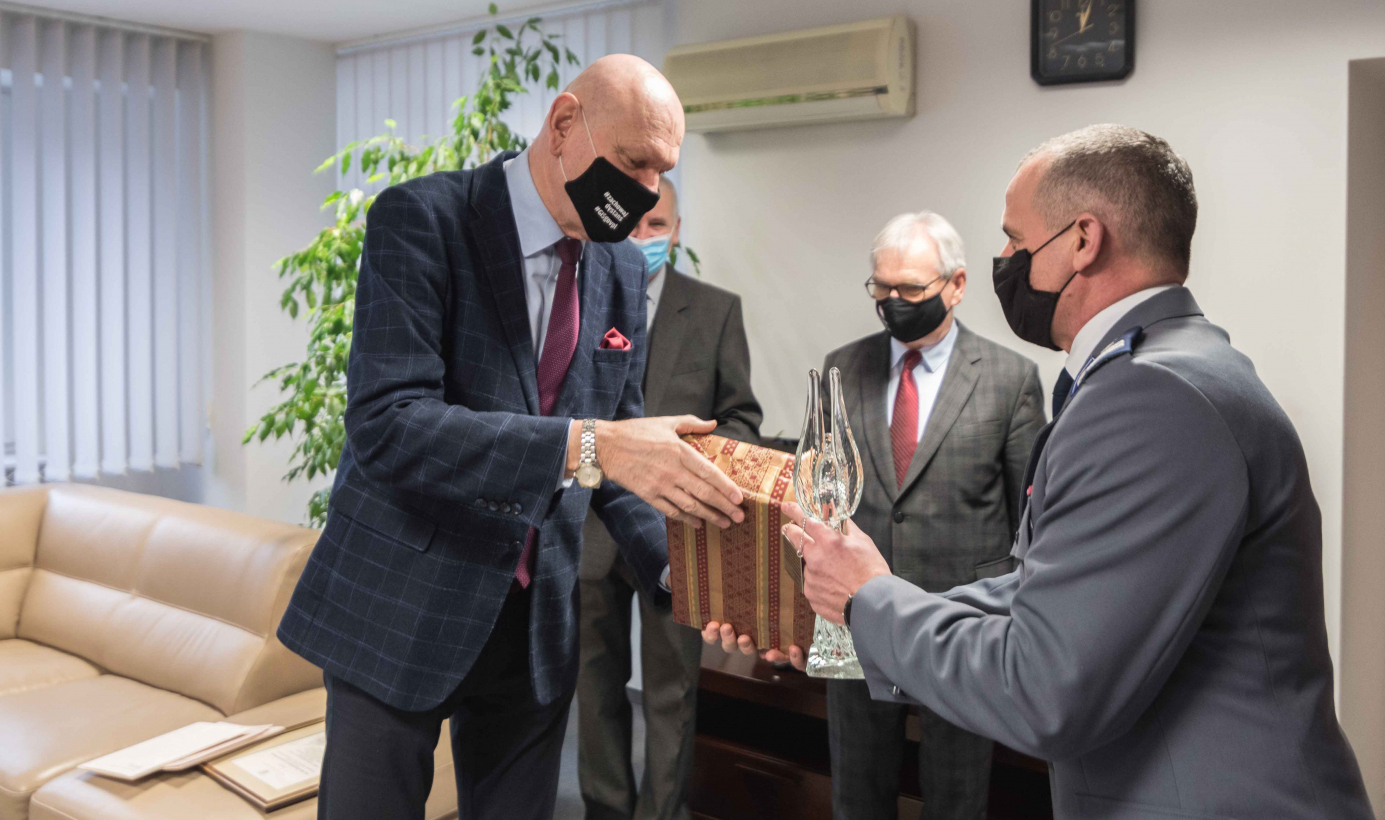 Na zdjęciu prezydent Michał Zaleski wręcza upominek młodszemu inspektorowi Krzysztofowi Lewandowskiemu